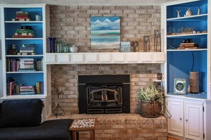 Televisie, videospelletjes, een dvd-speler en een kantoor