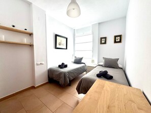 2 quartos, ferros/tábuas de passar roupa, acesso à internet