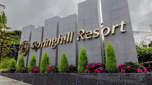 A large sign for Springhill Resort with a modern design and a landscaped garden in front. - SpringHill Resort (Brinchang)