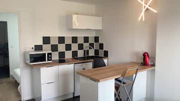 Microondas y placa de cocina