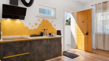 Réfrigérateur, micro-ondes, four, plaque de cuisson