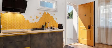 Geladeira, micro-ondas, fogão, cooktop