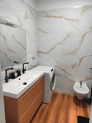 Shower, hair dryer, towels