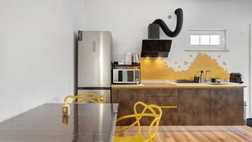 Réfrigérateur, micro-ondes, four, plaque de cuisson