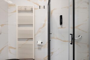 Dusche, kostenlose Toilettenartikel, Haartrockner, Handtücher