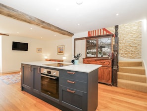 Fridge, dishwasher, cookware/dishes/utensils - Stable Cottage (Chippenham)