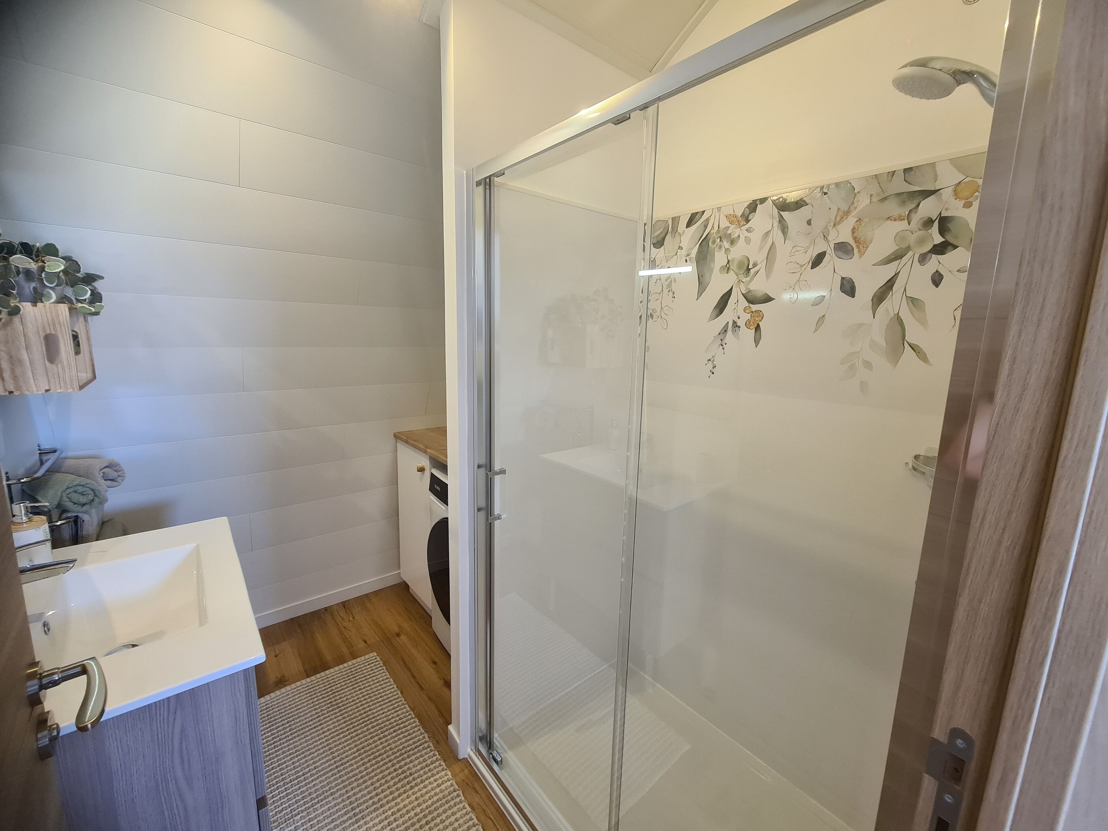 Een douche, een haardroger, zeep, toiletpapier