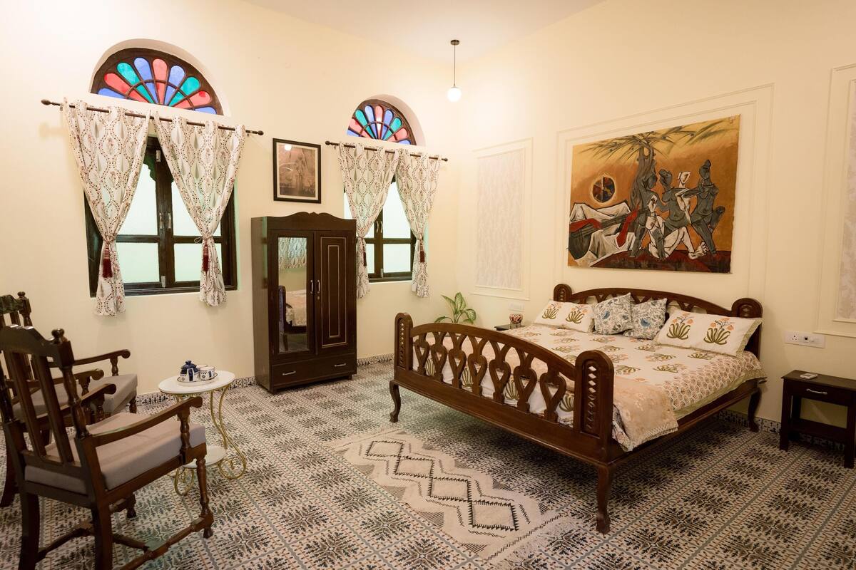 Premium bedding, desk, laptop workspace, free rollaway beds