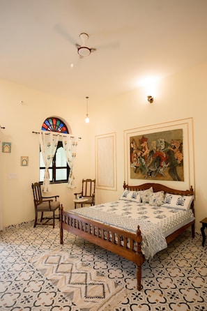 Premium bedding, desk, laptop workspace, free rollaway beds