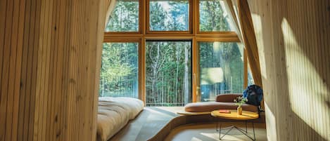 Een bureau, gratis wifi, beddengoed