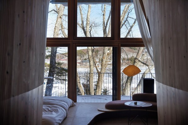 Escritorio, wifi gratis y ropa de cama 