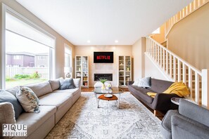 Een smart-tv en een open haard