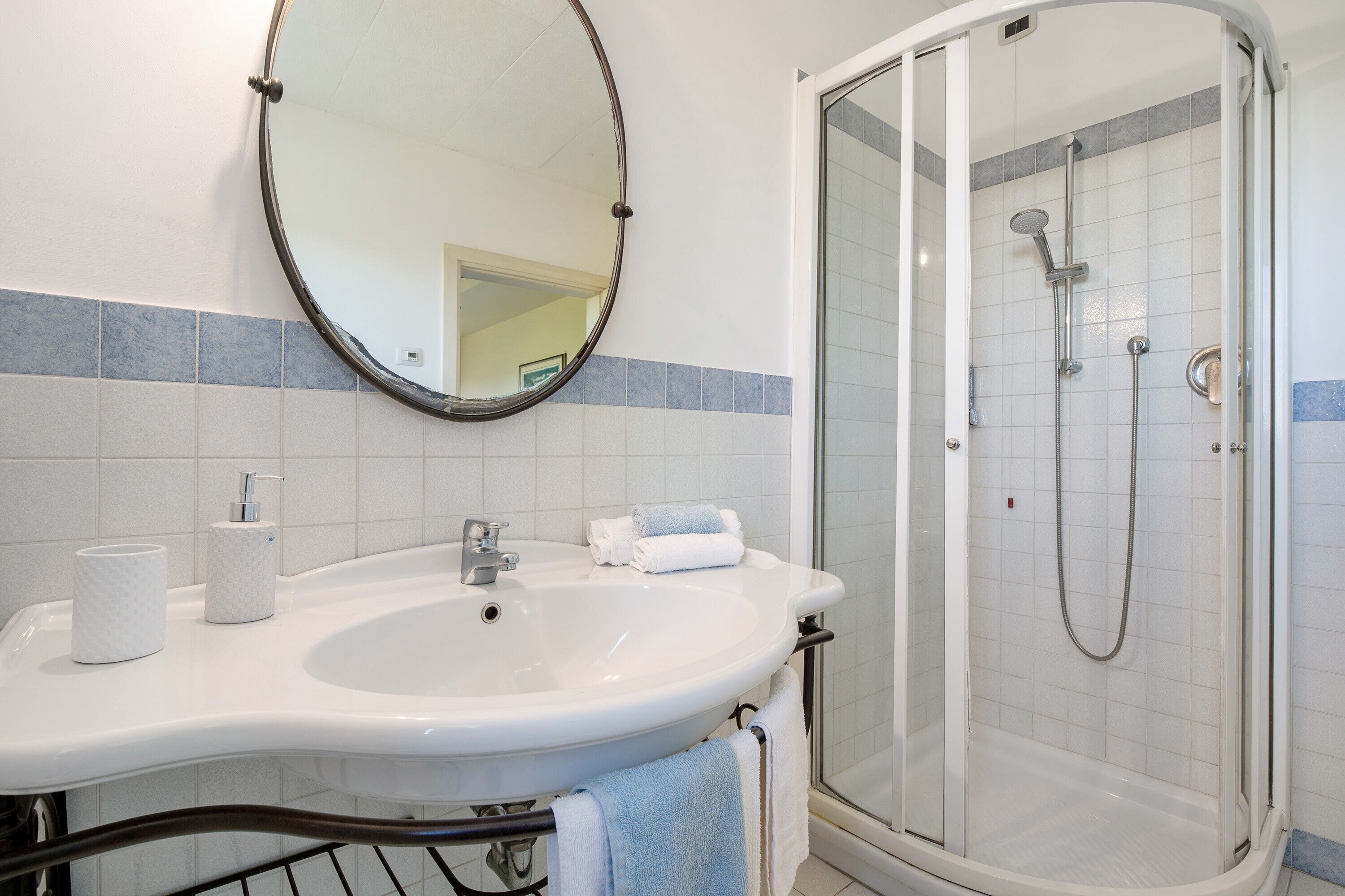 Douche, sèche-cheveux, serviettes fournies