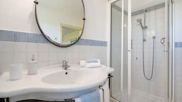 Douche, sĂšche-cheveux, serviettes fournies