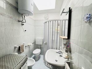 อพาร์ทเมนท์, 1 ห้องนอน, ระเบียง, วิวเมือง | ห้องน้ำ