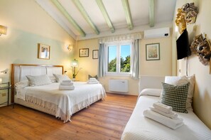 A bedroom with a bed, a bedside table, a lamp, a window, and a wall-mounted TV. - 'Verde' Room with Shared Garden, Wi-Fi and Air Conditioning (Mirano)