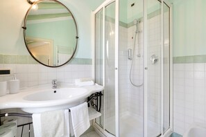 Douche, sèche-cheveux, serviettes fournies