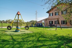 Children's area - 'Verde' Room with Shared Garden, Wi-Fi and Air Conditioning (Mirano)