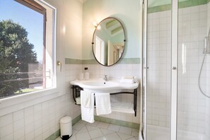 Dutxa, assecador de cabells i tovalloles 