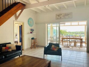 Téléviseur connecté, table de ping-pong