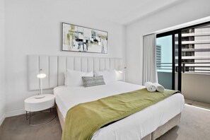 Iron/ironing board, free WiFi - Beachfront City Oasis Soul 905 (Surfers Paradise)