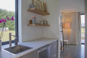 Réfrigérateur, cafetière/bouilloire, grille-pain