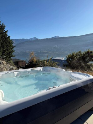 Outdoor spa tub - Queenstown Alpine Escape (Kawarau Falls)