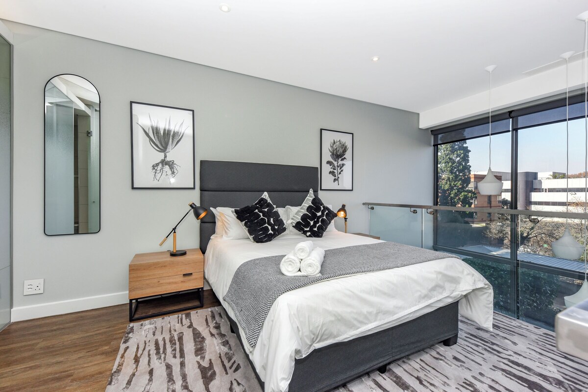 Presidential Apartment, 1 Bedroom | Desk, laptop workspace, iron/ironing board, free WiFi