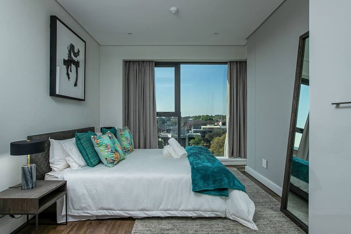 Comfort appartement, 1 slaapkamer | Een bureau, een laptopwerkplek, een strijkplank/strijkijzer, gratis wifi