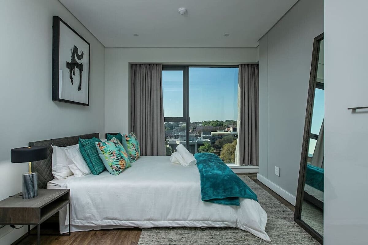 Comfort-Apartment, 1 Schlafzimmer | Schreibtisch, laptopgeeigneter Arbeitsplatz, Bügeleisen/Bügelbrett