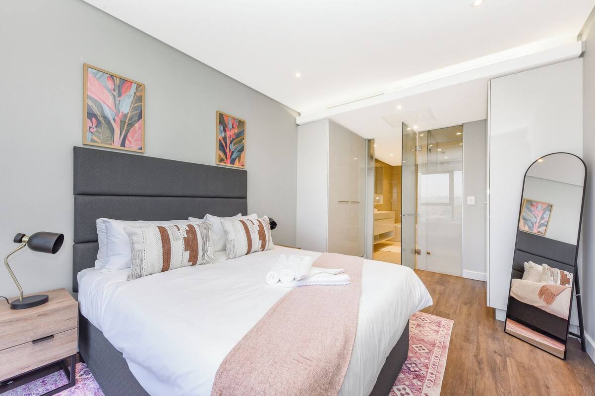 Deluxe appartement, 1 slaapkamer | Een bureau, een laptopwerkplek, een strijkplank/strijkijzer, gratis wifi