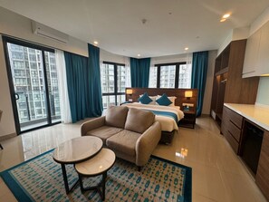 Deluxe Room | In-room safe, desk, blackout drapes, soundproofing