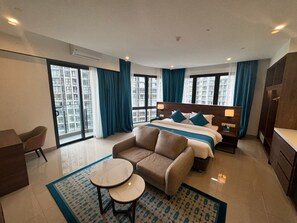 Deluxe Room | In-room safe, desk, blackout curtains, soundproofing