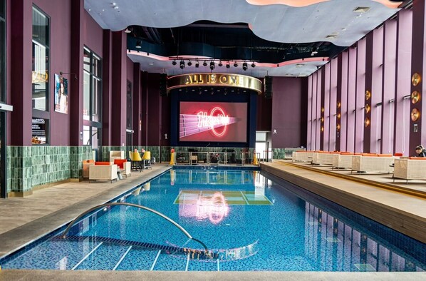 2 bars/lounges, poolside bar