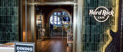 2 barer/lounger och bar vid poolen