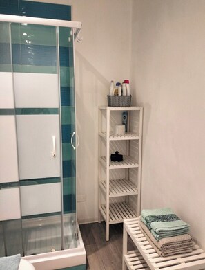Haartrockner, Handtücher, Seife, Shampoo