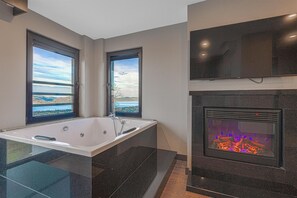 Duschwanne, Haartrockner, Hausschuhe, Bidet