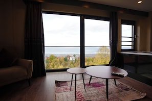 Luxury Suite, Lake View | Terrace/patio