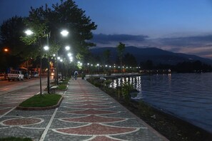 A nighttime walkway by a lake with street lamps and a parked vehicle. - Best Western Plus Sapanca (Sapanca)