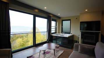 Villa familiar, vista al lago | Área de sala de estar | Televisión LED, consola de videojuegos y bocina smart