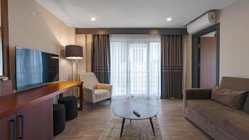 Hypo-allergenic bedding, down duvets, free minibar, desk