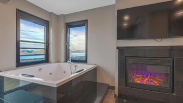 Hypo-allergenic bedding, down duvets, free minibar, desk