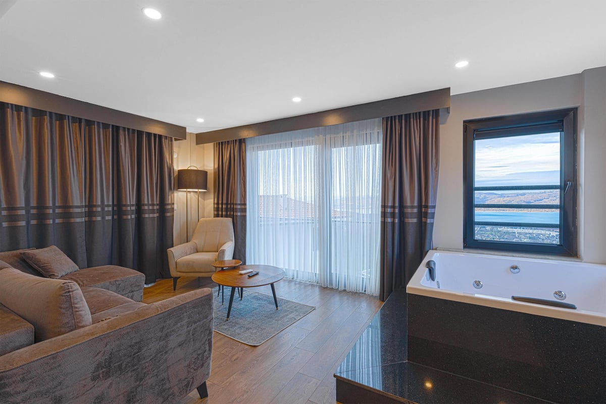 Suite, 1 King Bed, Non Smoking, Jetted Tub | Hypo-allergenic bedding, down comforters, free minibar, desk