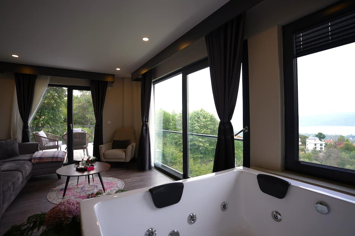 Bộ đồ giường kháng dị ứng, chăn bông, minibar với thức uống miễn phí