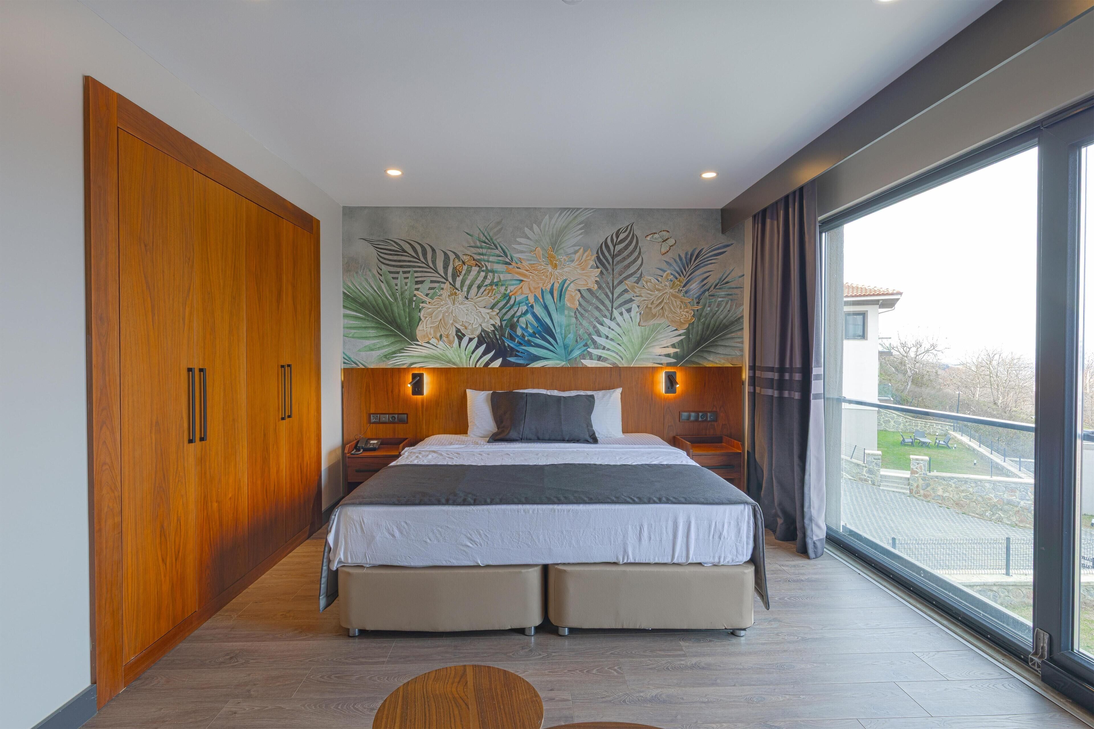 Standard Room, 1 King Bed, Non Smoking, Lake View | Hypo-allergenic bedding, down comforters, free minibar, desk