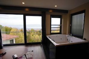Luxury Suite, Lake View | Living area