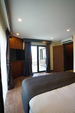 Vila família, vista para o lago | Banheiro | Chuveiro/banheira combinados, secador de cabelo, chinelos
