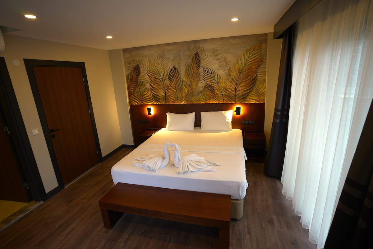 Hypo-allergenic bedding, down comforters, free minibar, desk