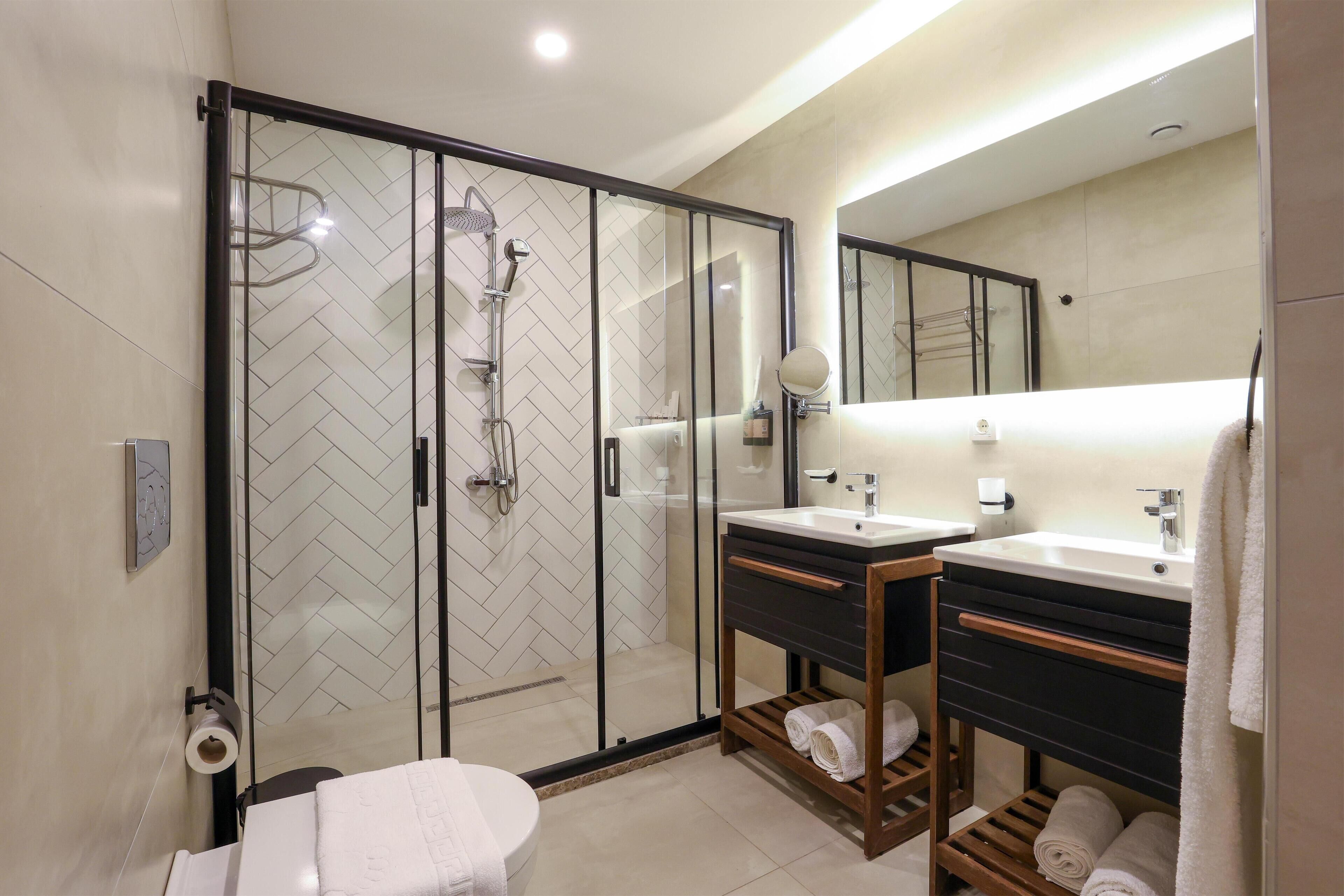 Suite, 1 très grand lit, non-fumeurs, baignoire à jets | Salle de bain | Ensemble douche/baignoire, sèche-cheveux, chaussons, bidet