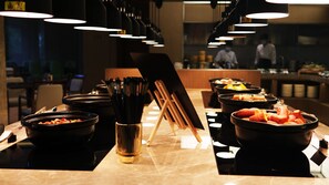 Daily buffet breakfast (CNY 88 per person)